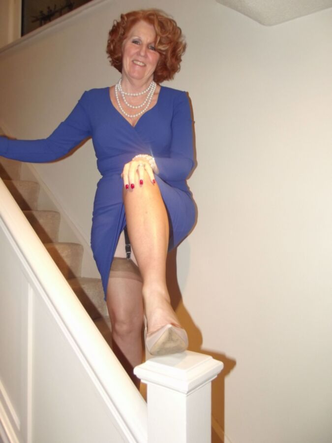 Mature aux longues jambes