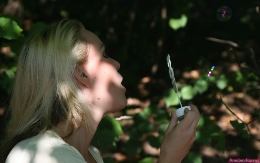 Lilly, étudiante, pose nue