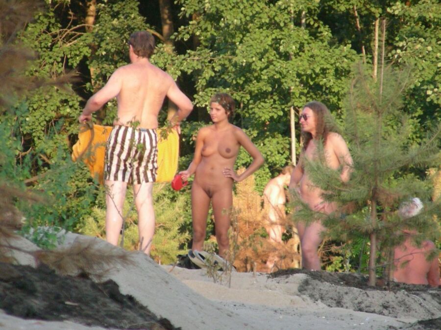 Nudistas na praia de Moscou