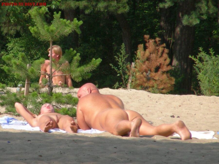 Nudistas na praia de Moscou