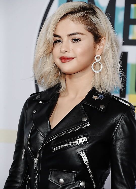 Selena Gomez blonde chaude