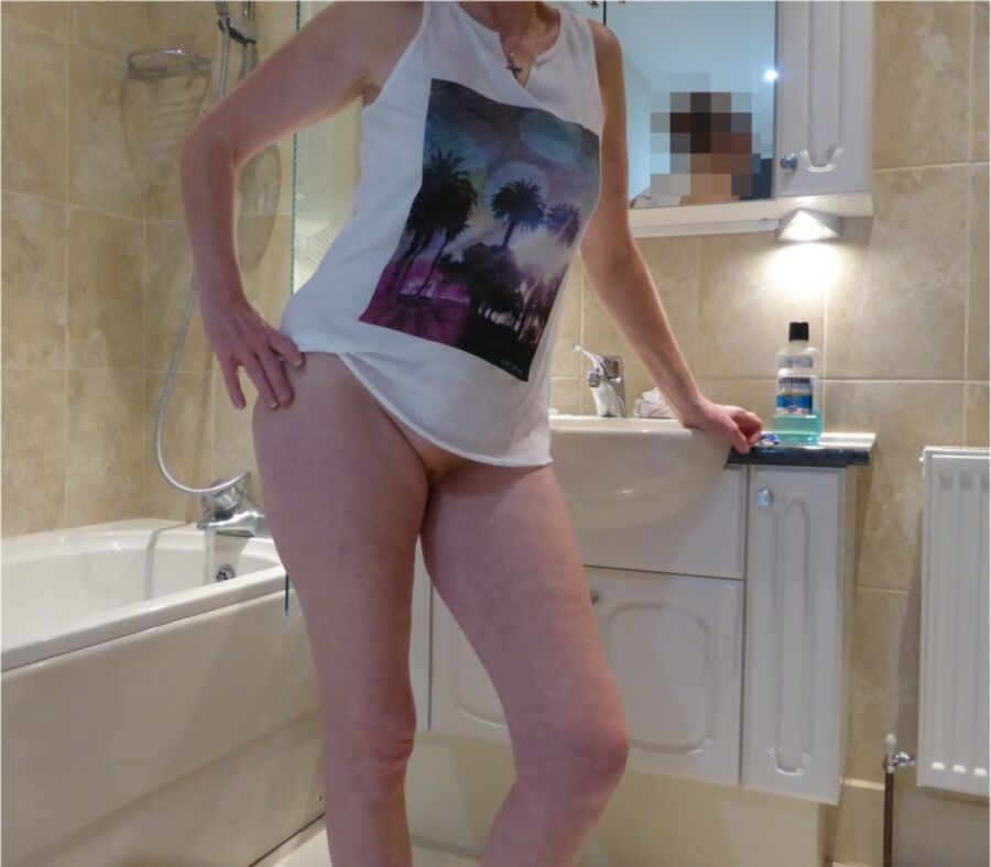 MEINE MILF macht BADEZIMMER-Selfies in einem T-Shirt.