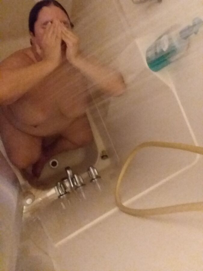 Melissa potelée sous la douche