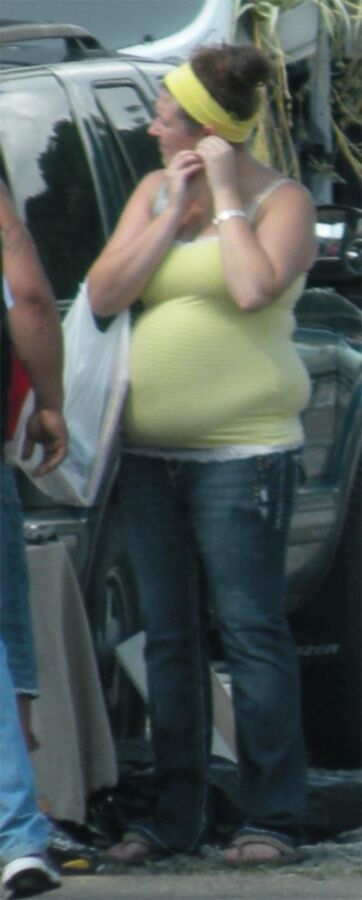 LOVE THIS BIG BELLY bbw w/ small hips, so hot in skin tight top!