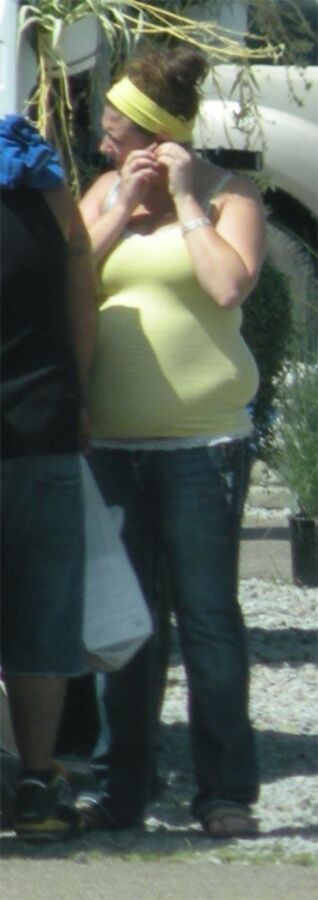 LOVE THIS BIG BELLY bbw w/ small hips, so hot in skin tight top!