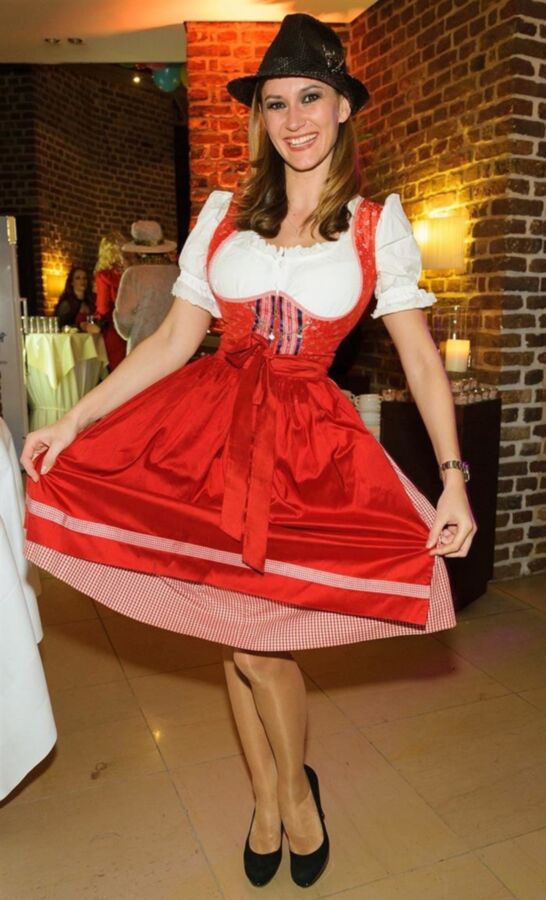 Fesche Madln im Dirndl zum Dreiundsiebzigst`n