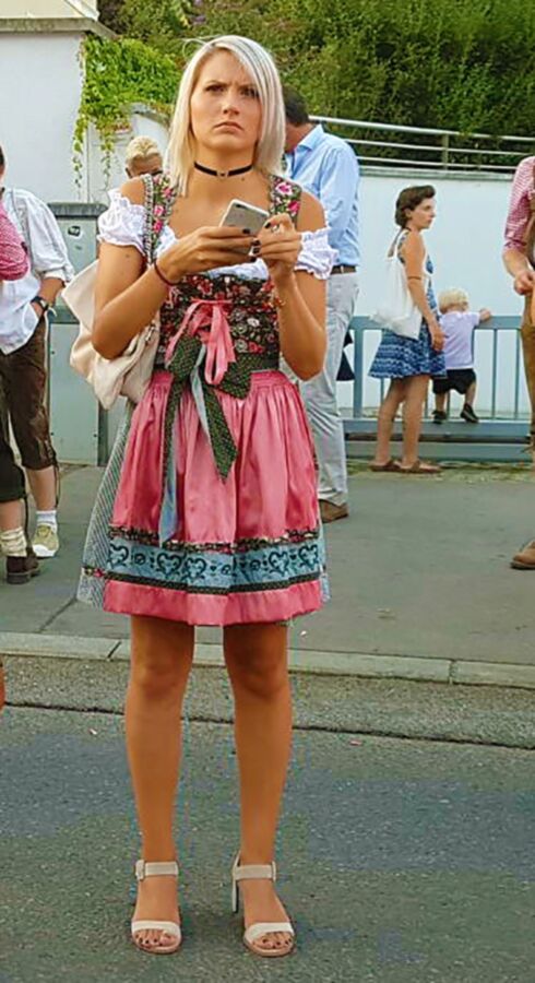 Fesche Madln im Dirndl zum Dreiundsiebzigst`n