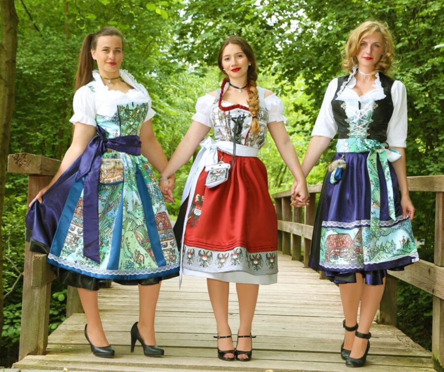 Fesche Madln im Dirndl zum Dreiundsiebzigst`n