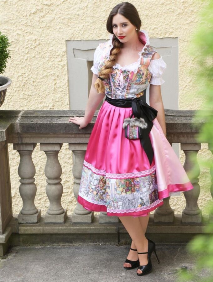 Fesche Madln im Dirndl zum Dreiundsiebzigst`n