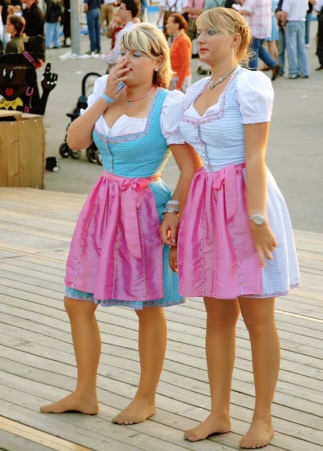 Fesche Madln im Dirndl zum Dreiundsiebzigst`n