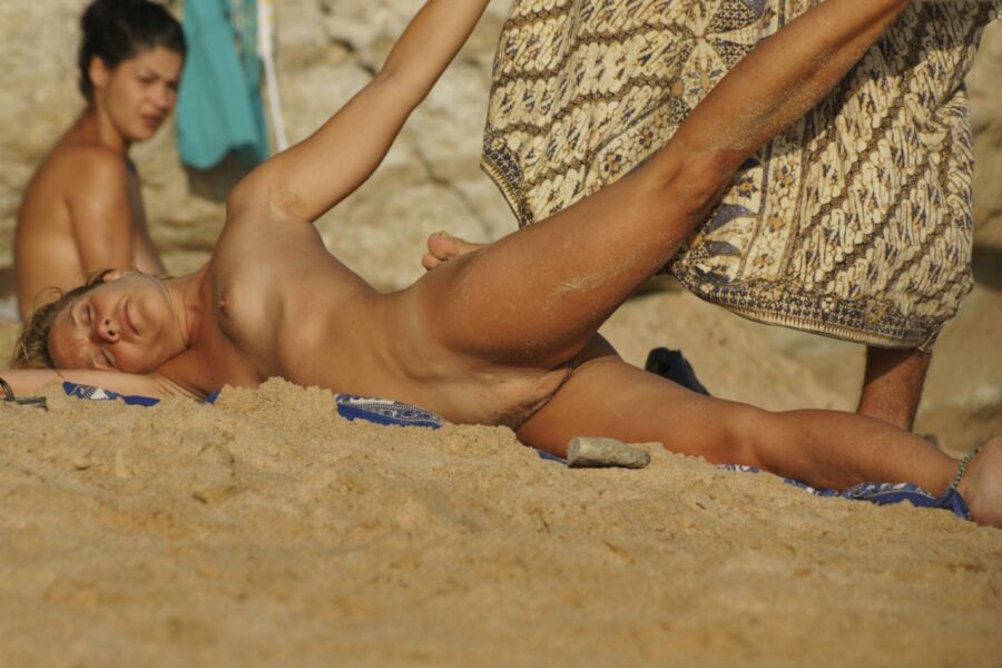 Plage nudiste Blonde Yoga sur la plage