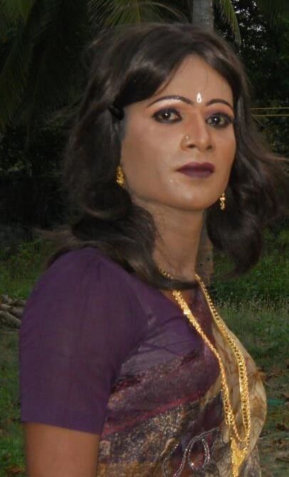 Ramya Sri (Travesti amateur de piel oscura)