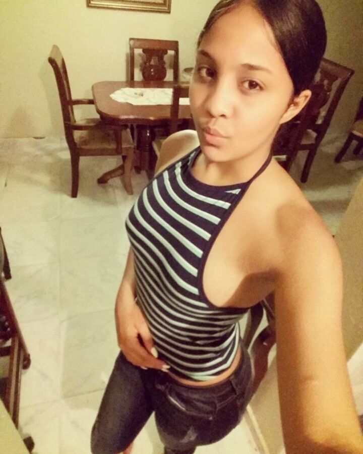 LINDA MENORCITA POSANDO SU LINDO CUERPO