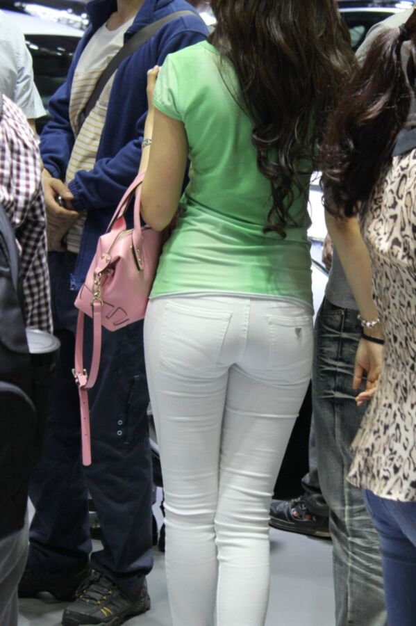 Voyeur: Chinese asses in white.....