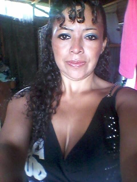 Rosita milf de guatemala engañada para enviar desnudos en facebook