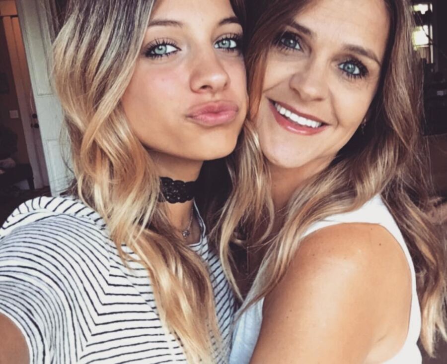 Moms or Daughter: Voye in Comments