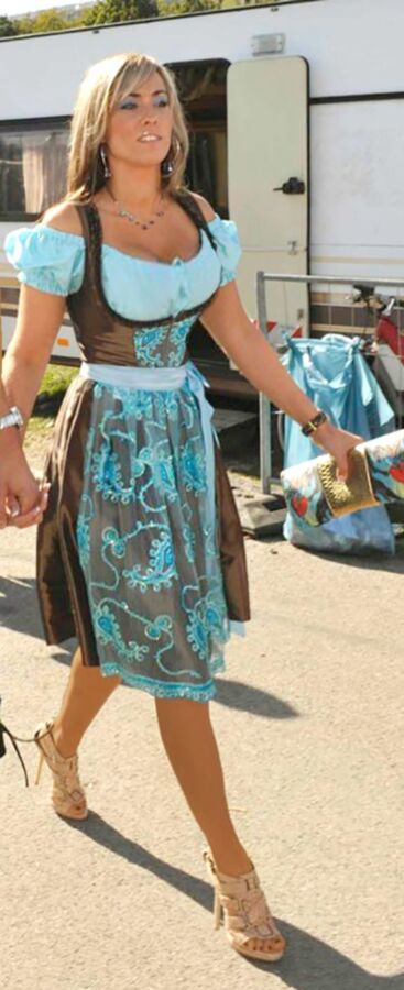 Fesche Madln im Dirndl zum Hundertsechszehnt`n