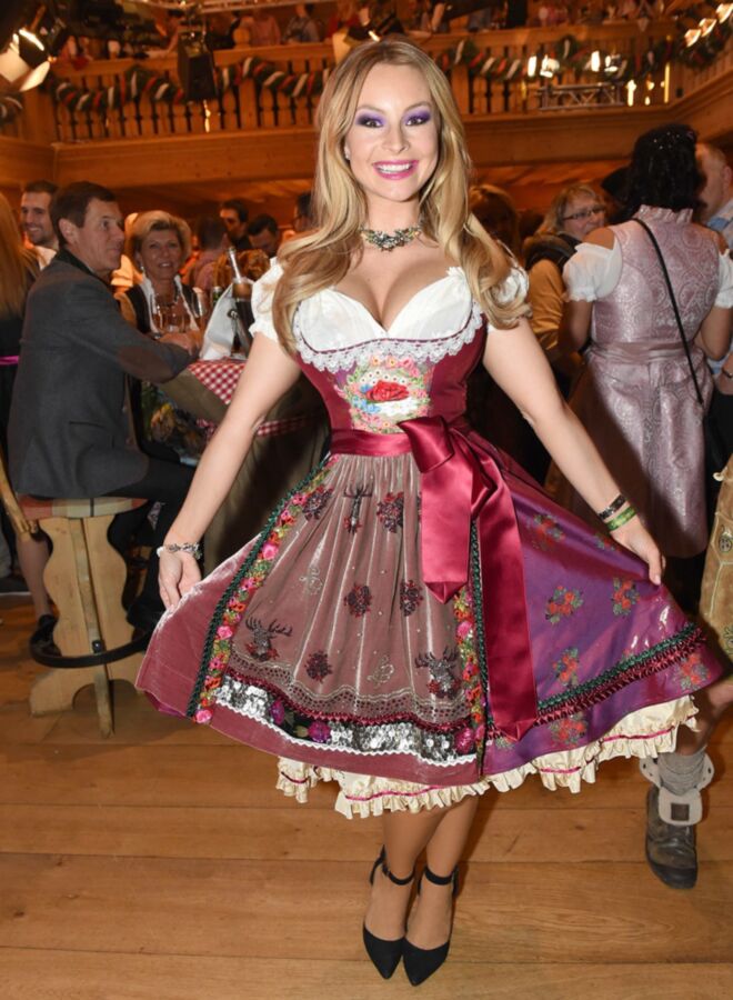 Fesche Madln im Dirndl zum Hundertsechszehnt`n