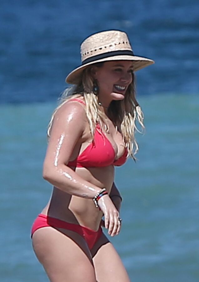 Hilary Duff - Celebridad sexy de Hollywood en bikini caliente en la playa de México