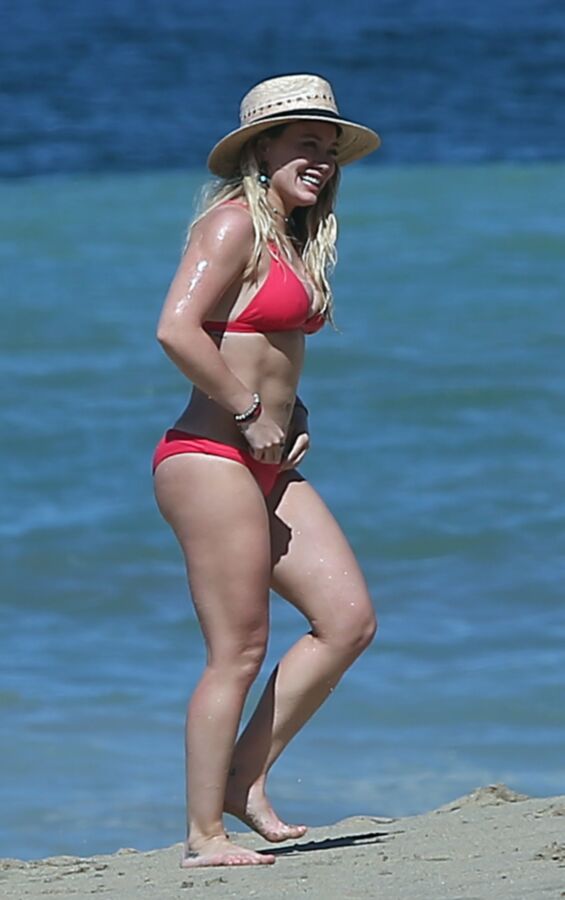 Hilary Duff - Celebridad sexy de Hollywood en bikini caliente en la playa de México