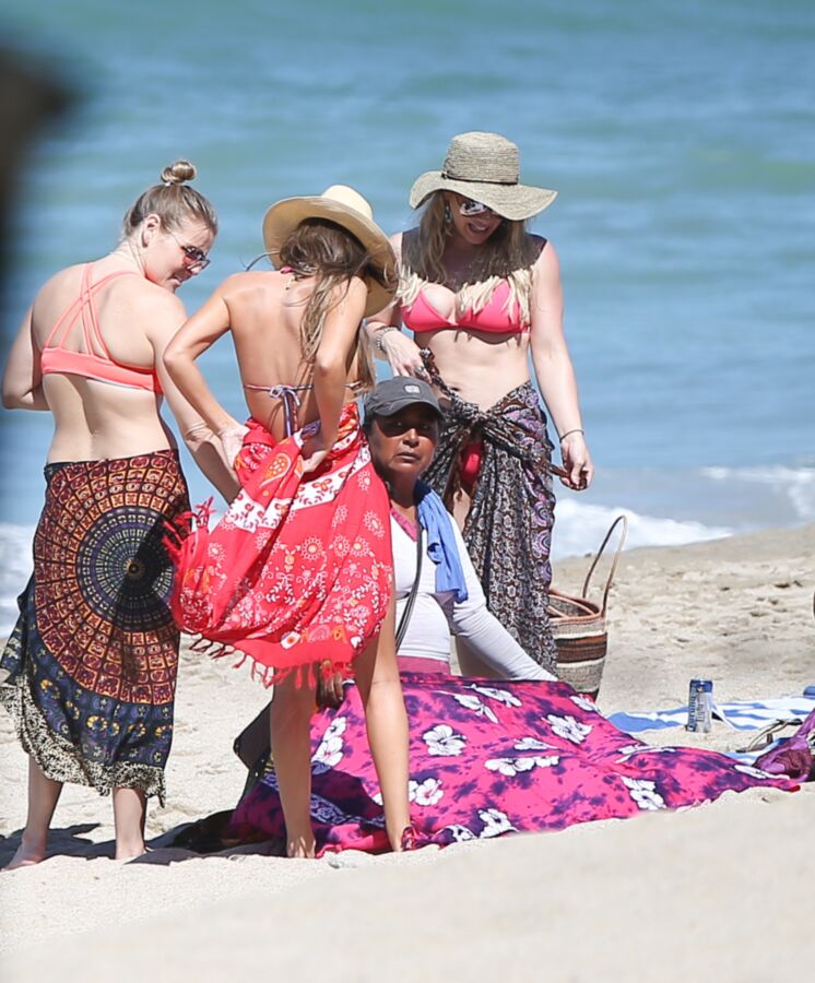 Hilary Duff - Celebridad sexy de Hollywood en bikini caliente en la playa de México