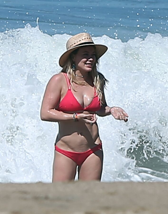 Hilary Duff - Celebridad sexy de Hollywood en bikini caliente en la playa de México