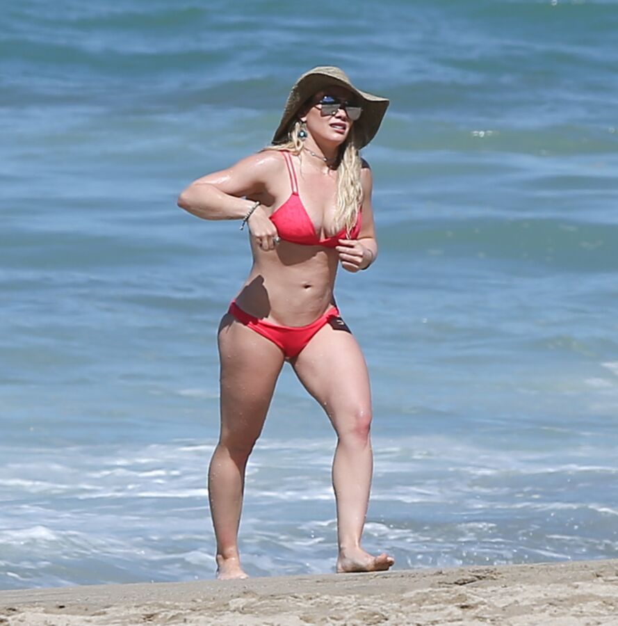 Hilary Duff - Celebridad sexy de Hollywood en bikini caliente en la playa de México