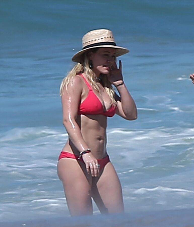 Hilary Duff - Celebridad sexy de Hollywood en bikini caliente en la playa de México