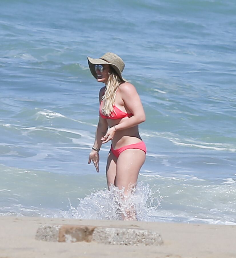 Hilary Duff - Sexy Hollywood Celeb in Hot Bikini in Mexico Beach