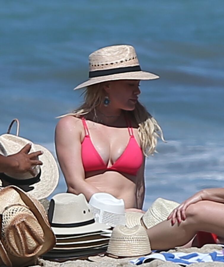 Hilary Duff - Celebridad sexy de Hollywood en bikini caliente en la playa de México