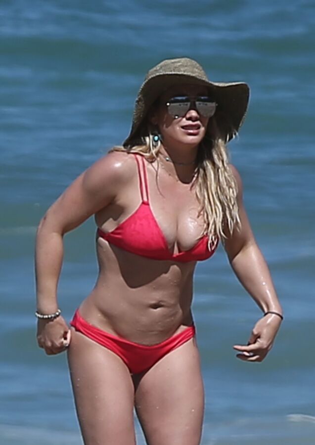 Hilary Duff - Celebridad sexy de Hollywood en bikini caliente en la playa de México