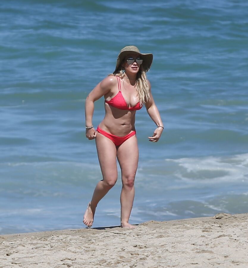 Hilary Duff - Sexy Hollywood Celeb in Hot Bikini in Mexico Beach