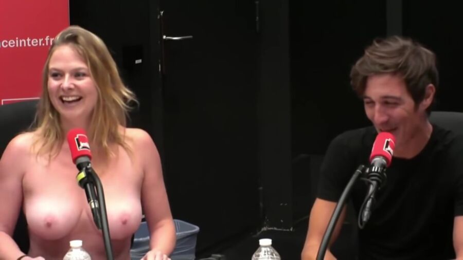 Constance Pittard en topless en un programa de radio