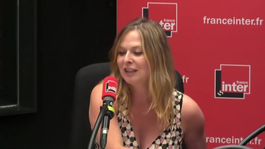 Constance Pittard en topless en un programa de radio