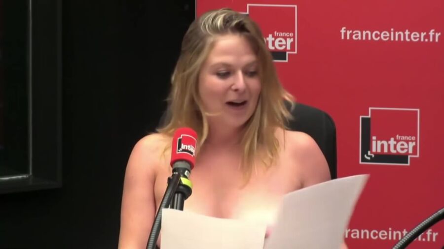 Constance Pittard en topless en un programa de radio