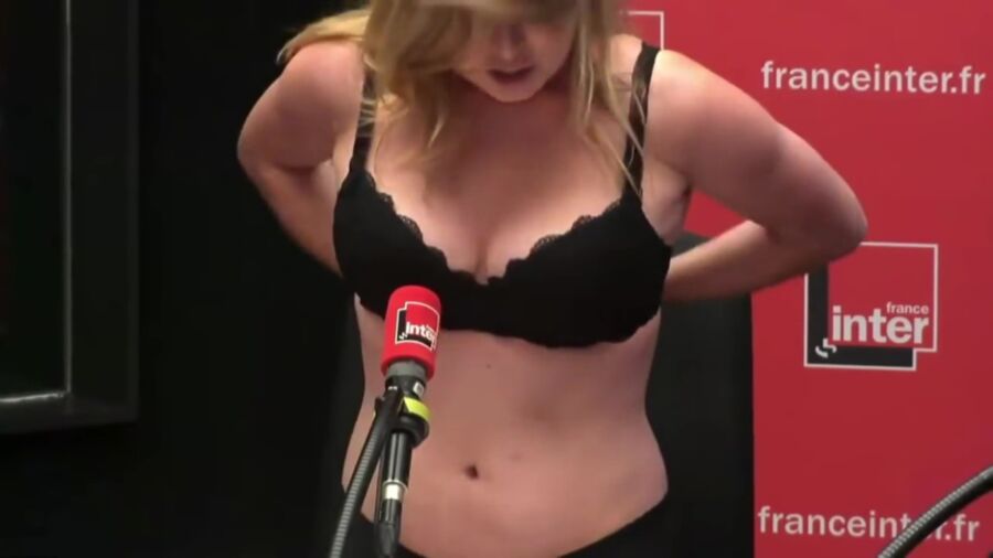 Constance Pittard en topless en un programa de radio