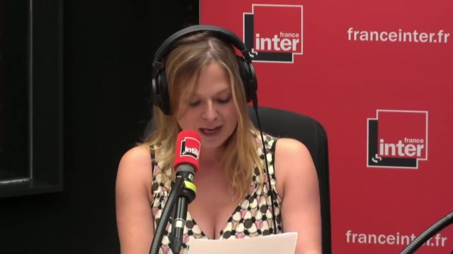 Constance Pittard en topless en un programa de radio