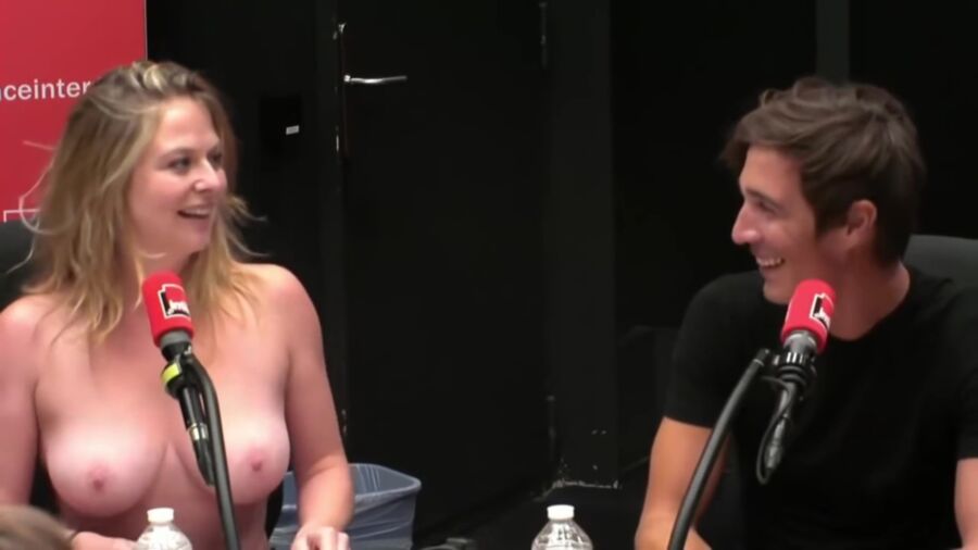 Constance Pittard en topless en un programa de radio