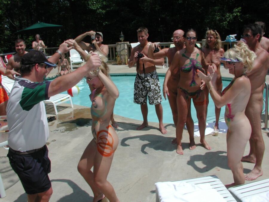 fiesta en la piscina desnuda