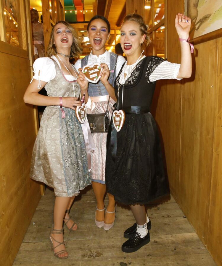 Fesche Madln im Dirndl zum Hundertzweiundsechszigst`n