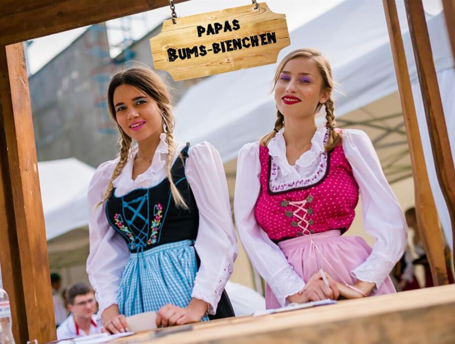 Fesche Madln im Dirndl zum Hundertzweiundsechszigst`n