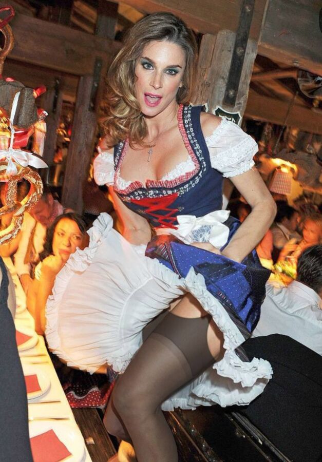 Fesche Madln im Dirndl zum Hundertzweiundsechszigst`n