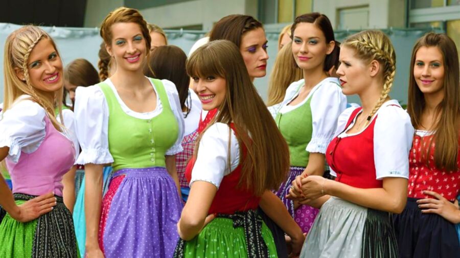 Fesche Madln im Dirndl zum Hundertzweiundsechszigst`n