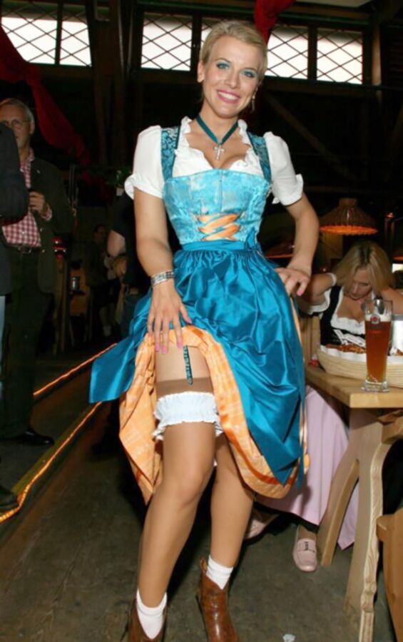 Fesche Madln im Dirndl zum Hundertzweiundsechszigst`n