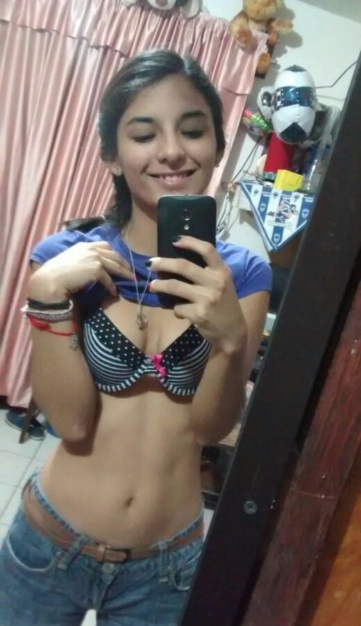 Karen - Hermosa adolescente latina en forma