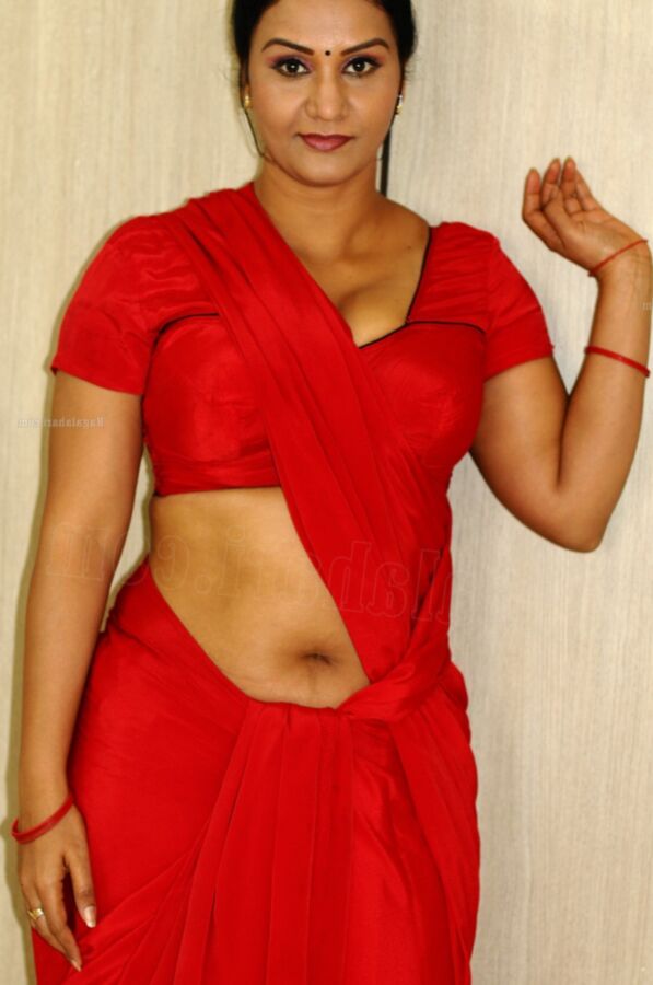 Sexy rote Sari-Tante