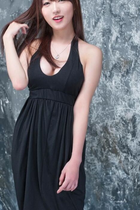 Modelo coreana So Yeon Yang con vestido negro