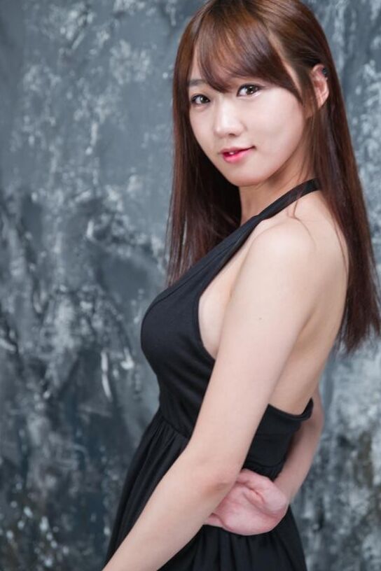 Modelo coreana So Yeon Yang con vestido negro