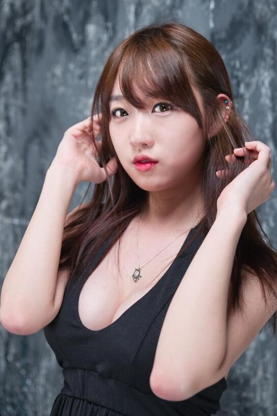 Modelo coreana So Yeon Yang con vestido negro