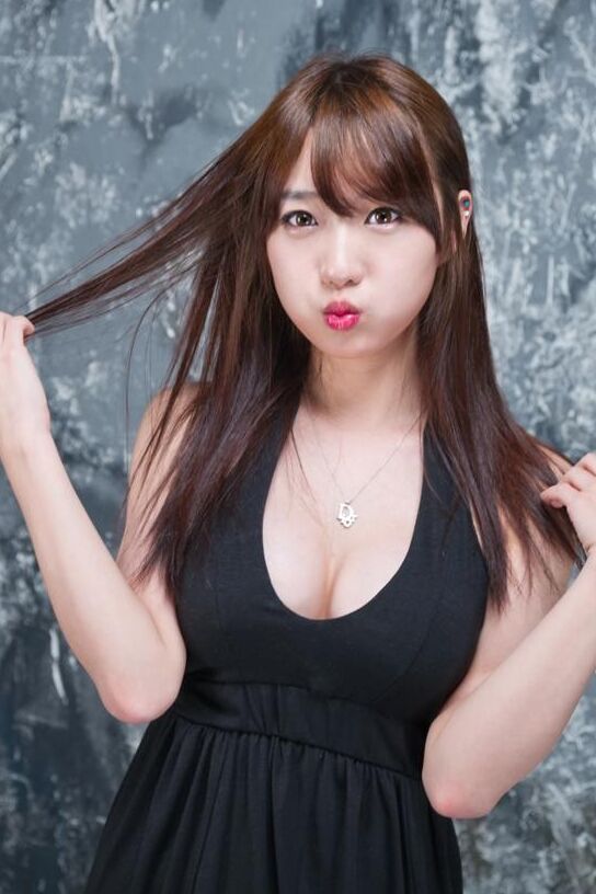 Modelo coreana So Yeon Yang con vestido negro